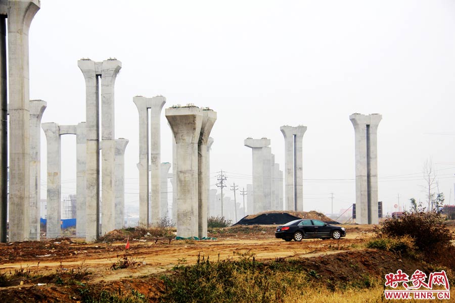 施工項(xiàng)目部偶爾會有車輛來往。