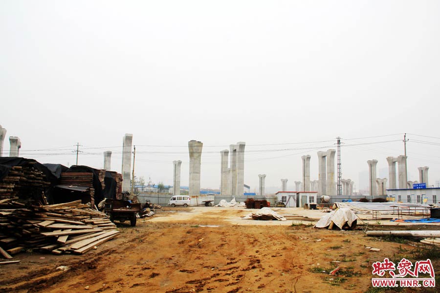 項(xiàng)目已經(jīng)停工數(shù)月，施工工地上很難見到工人，設(shè)備也很少。