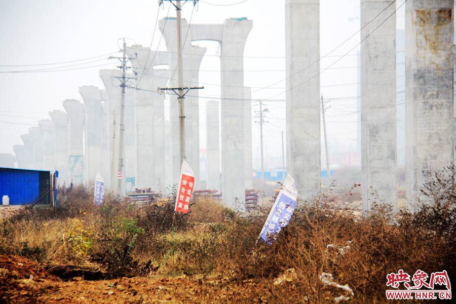 整個京廣快速路南段工程共分為六個工區(qū)，柴鍋轉(zhuǎn)盤處是京廣快速路南段三工區(qū)的施工區(qū)域。