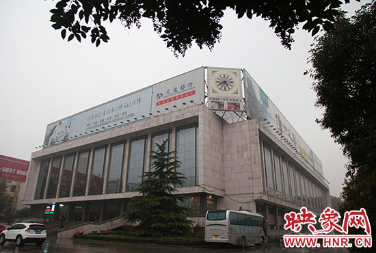 兩塊巨幅廣告牌仍然存在。