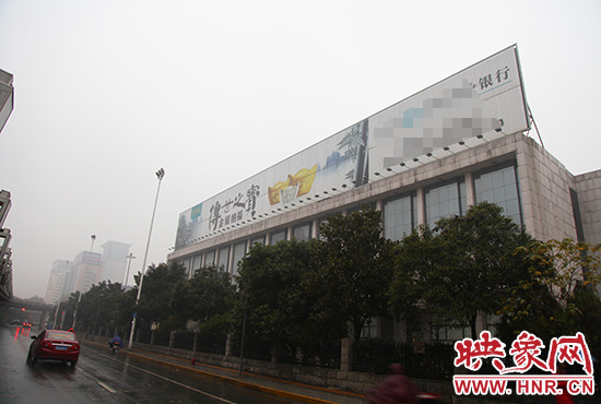 河南省人民會(huì)堂南面戶外廣告。