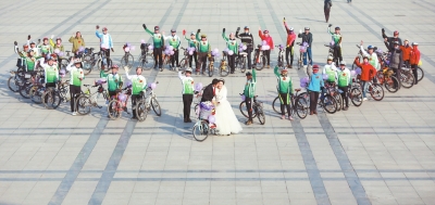 騎友們圍成一個“心”形，郝幸福在心尖上深情地親吻著新娘。