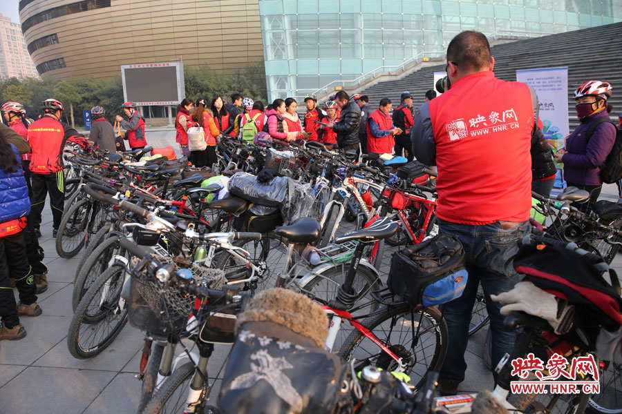 參加活動(dòng)的車友太多，忙壞攝影師