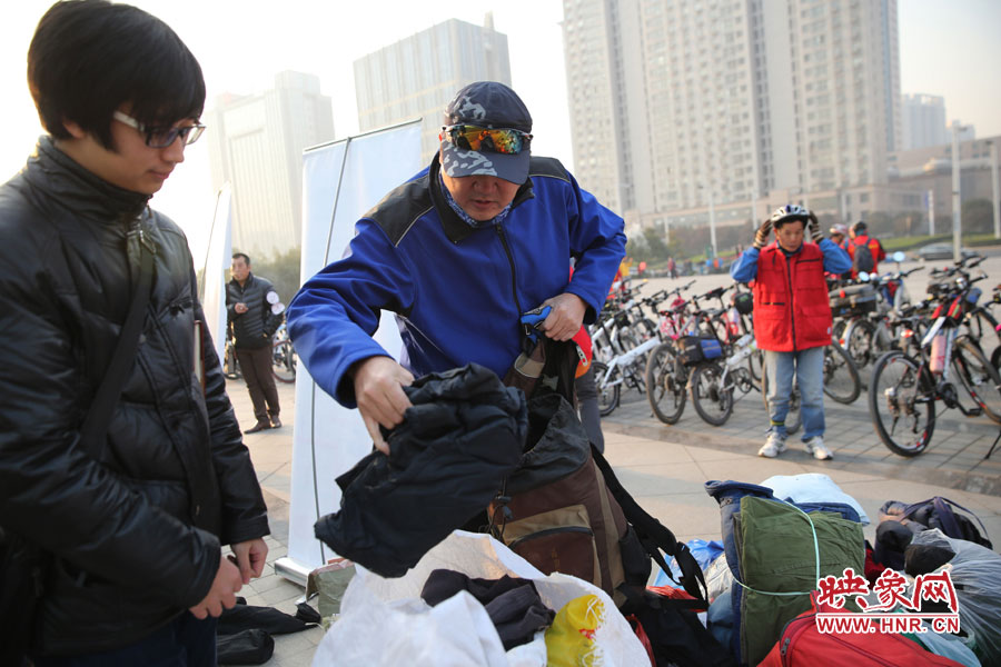 獻(xiàn)愛(ài)心捐贈(zèng)衣物