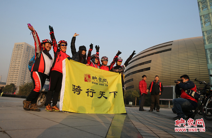 映象網(wǎng)騎行天下的車友，快樂(lè)寫在臉上