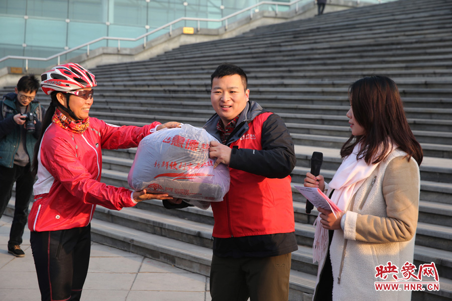 映象網(wǎng)社區(qū)負(fù)責(zé)人趙旭東（中）代表山里的孩子接受捐贈(zèng)