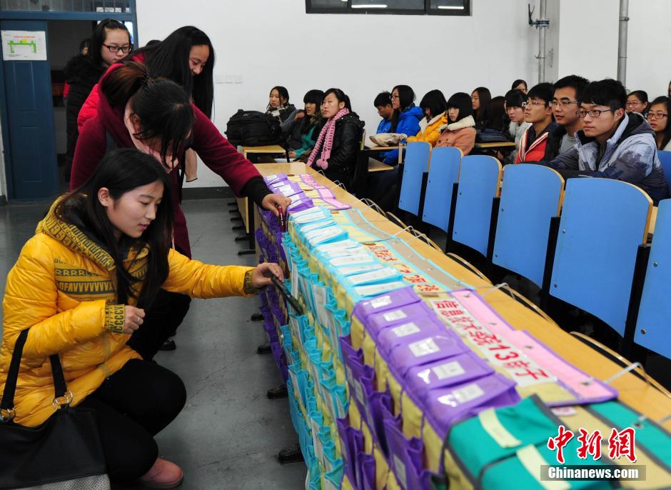 河北一大學拒絕“課堂低頭族” 學生上課“人機分離”