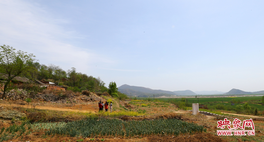 畫面左側(cè)的石井村是個只有十幾口人的小村，庫區(qū)移民搬遷時從遠(yuǎn)處低洼處遷到此