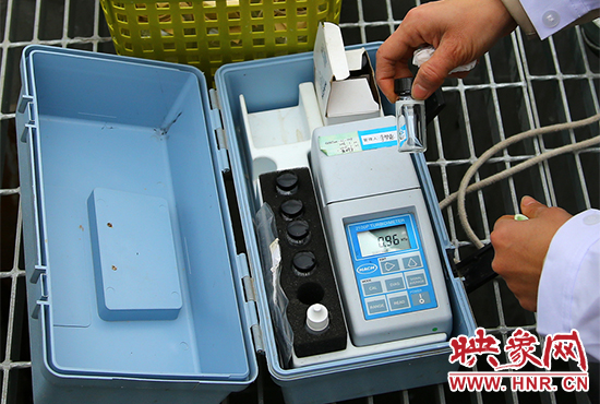 檢驗(yàn)員正在用儀器檢測(cè)水質(zhì) 檢驗(yàn)員正在用儀器檢測(cè)水質(zhì)