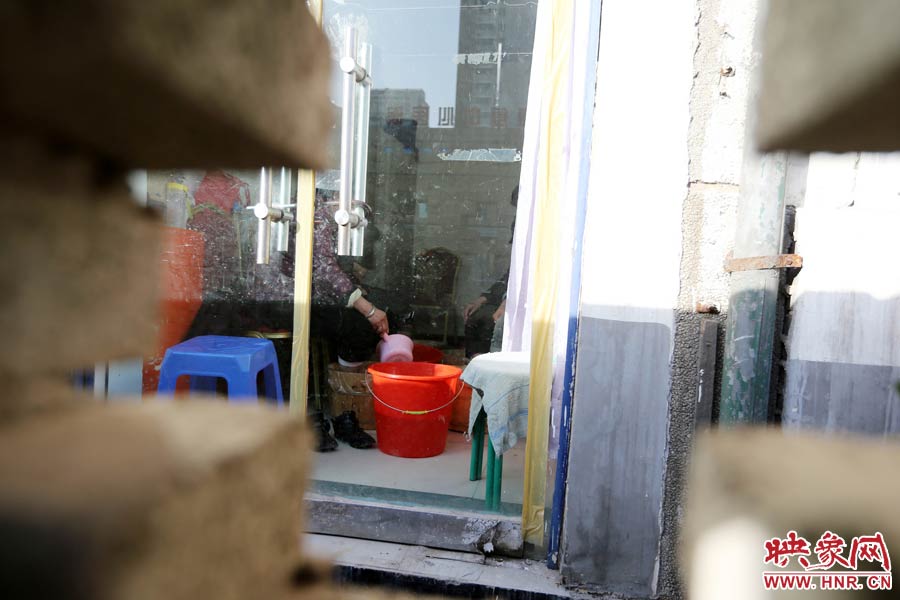 墻內(nèi)一家店面正常營(yíng)業(yè)。