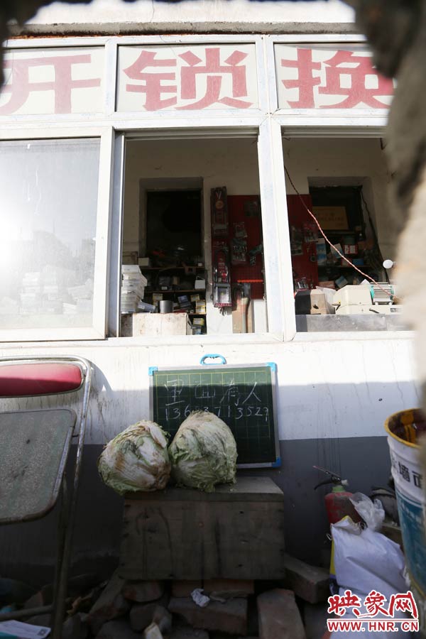 一家開鎖的商戶掛了一個(gè)牌子，上面寫著“里面有人”，提醒市民這里正常營(yíng)業(yè)。