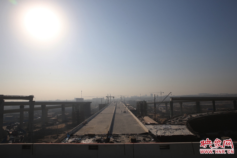 隴海高架從西四環(huán)上方通過。