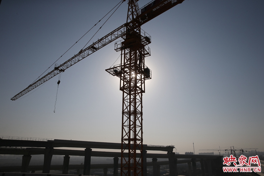 隴海高架與西四環(huán)立交仍在緊張施工中。