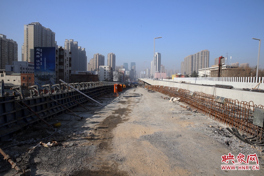 由西向東方向，嵩山南路出口以東，仍在緊張施工中。
