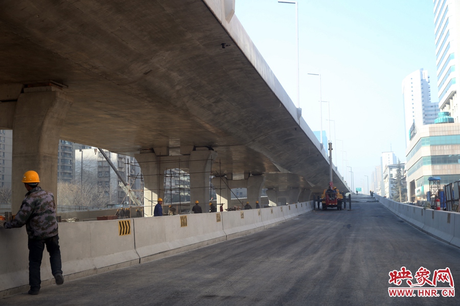 由西向東方向，嵩山南路出口以東，仍在緊張施工中。