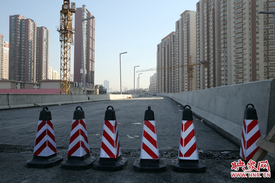 由西向東方向，嵩山南路出口以東，仍在緊張施工中。