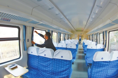 硬座車廂 藍(lán)色座套，清清爽爽。