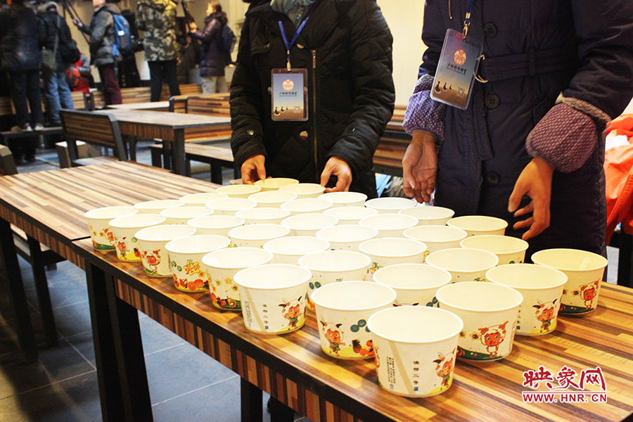 施粥人員準(zhǔn)備了一次性飯盒，方便市民攜帶。