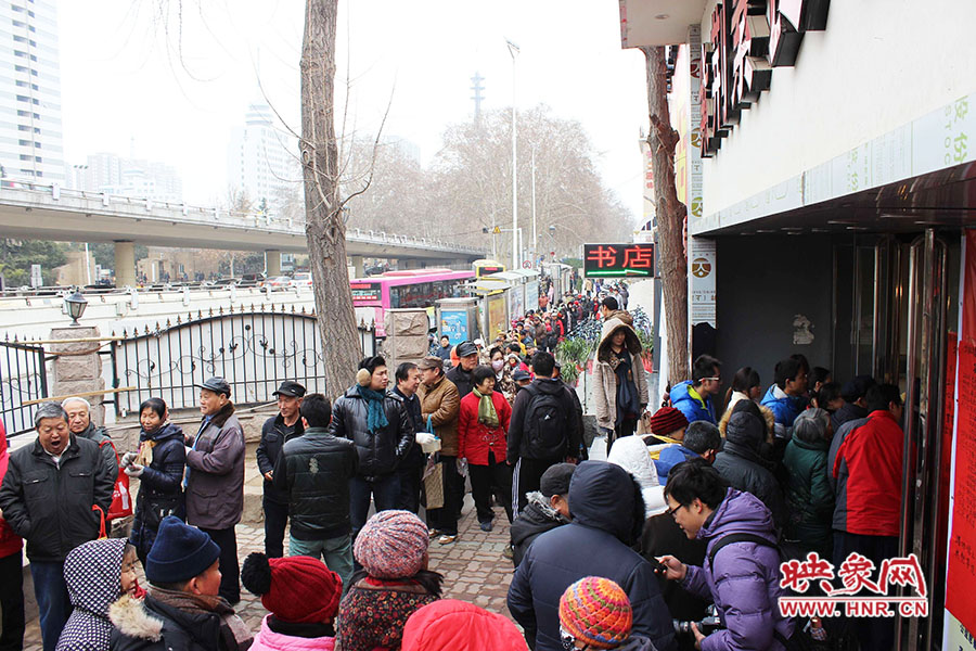 施粥現(xiàn)場(chǎng)排起近百米長(zhǎng)隊(duì)。