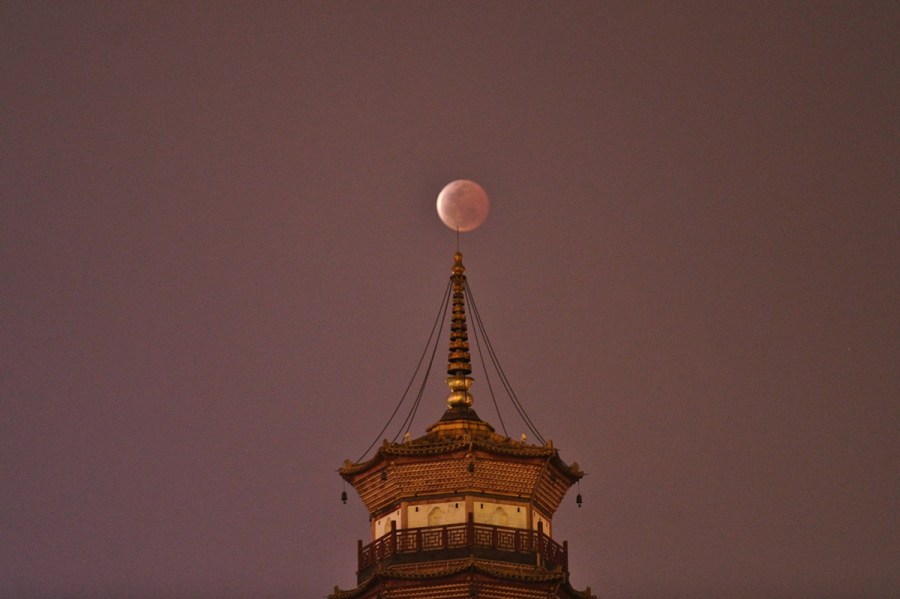 4月4日，廣東省廣州市，月全食與赤崗塔。（二次曝光）石榴/CFP