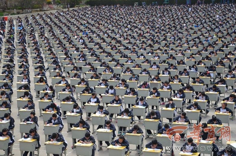 陜西宜川中學(xué)1700多考生操場(chǎng)考試 陜西宜川中學(xué)1700多考生操場(chǎng)考試