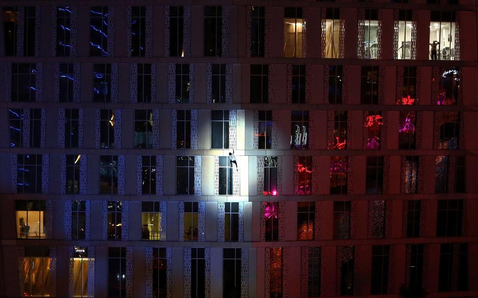 法國“蜘蛛人”夜攀世界最高扭曲大廈場面驚險(xiǎn) 法國“蜘蛛人”夜攀世界最高扭曲大廈場面驚險(xiǎn)