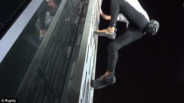 法國“蜘蛛人”夜攀世界最高扭曲大廈場面驚險(xiǎn) 法國“蜘蛛人”夜攀世界最高扭曲大廈場面驚險(xiǎn)