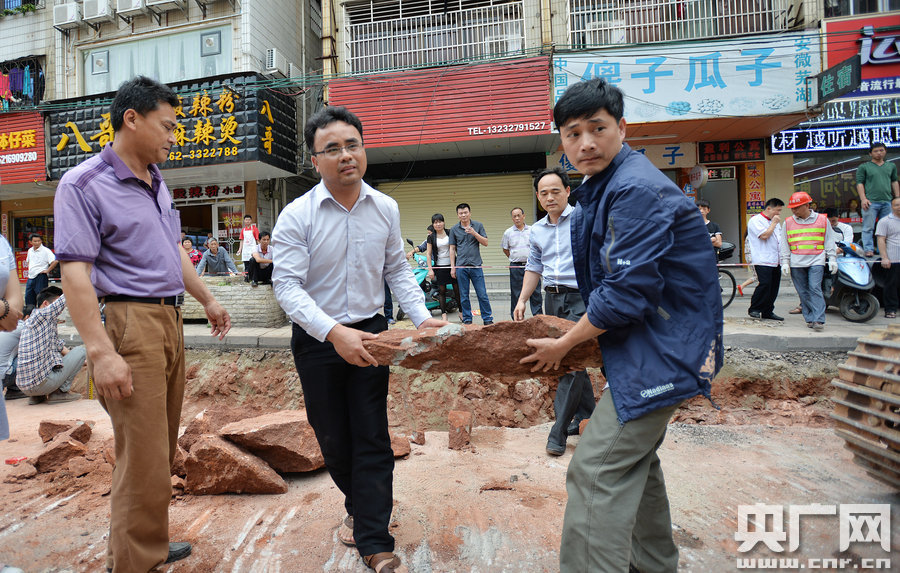 一旦發(fā)現(xiàn)恐龍蛋化石，及時上報，通知公安和文物部門進(jìn)行保護(hù)。