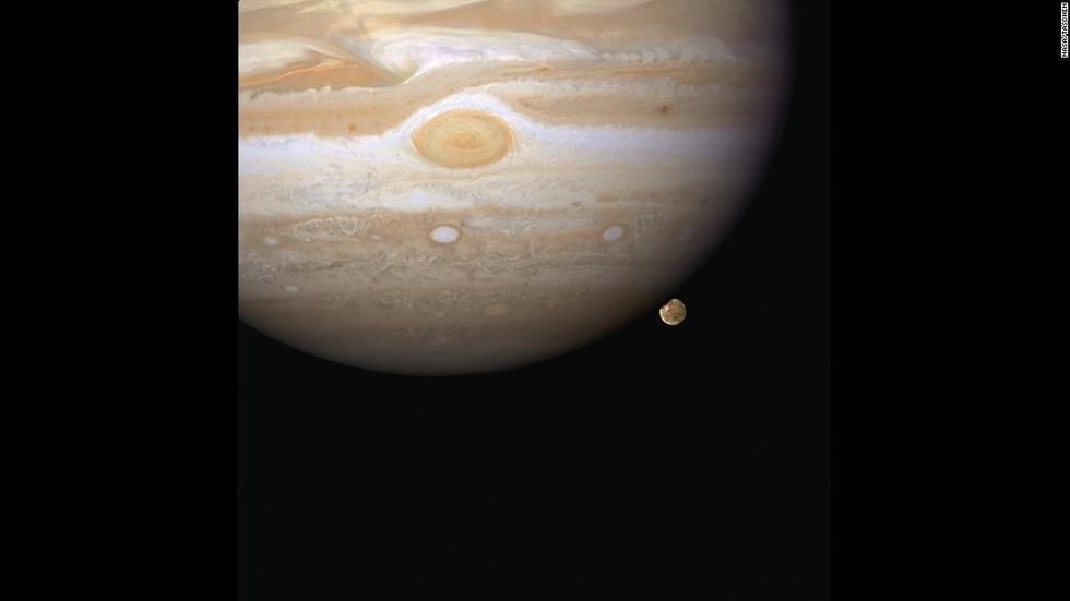 位于地球大氣層外的哈勃望遠(yuǎn)鏡能給人類來更清楚的太空?qǐng)D像。