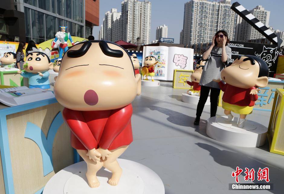 4月22日，游客參觀蠟筆小新特展?！跋灩P小新25周年紀(jì)念特展”日前在北京開(kāi)展