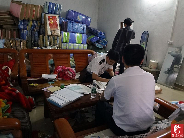 執(zhí)法人員對(duì)“黑心棉”窩點(diǎn)進(jìn)行登記取證。