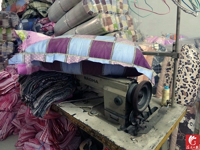 作坊一角。執(zhí)法人員稱(chēng)，該作坊利用廢舊棉花和劣質(zhì)絮用纖維進(jìn)行違法加工。