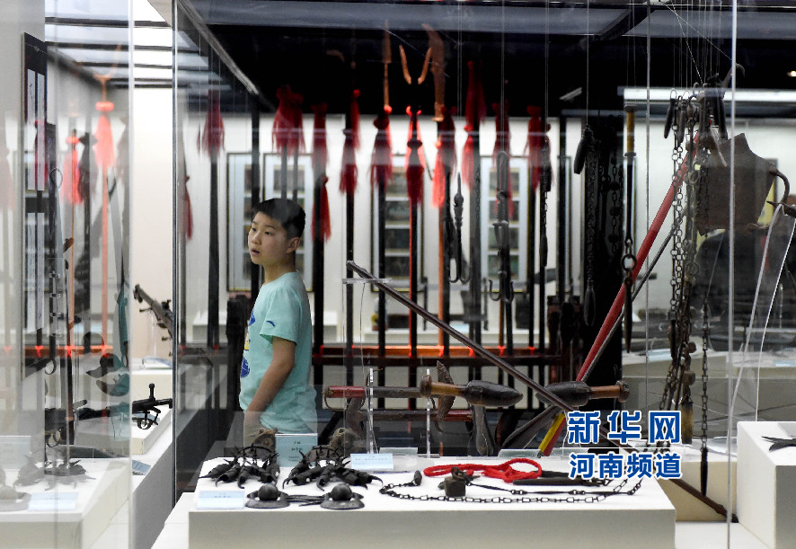 4月26日，參觀者在兵器展覽館內(nèi)參觀。