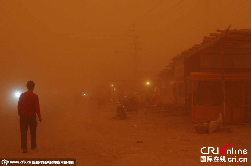 巴扎上的車輛紛紛打開車燈。