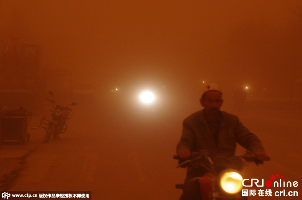 巴扎上的行人紛紛回家。　圖片來(lái)源：CFP