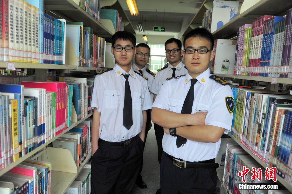 　5月8日，武漢輕工大學(xué)圖書館保安吳濤、江力、黃凱、萬文杰。中新社發(fā) 張暢 攝