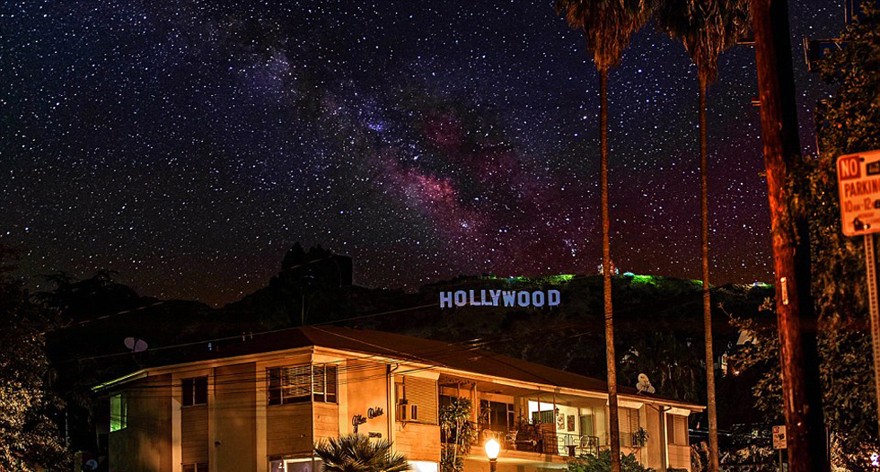 星空下的好萊塢。（網(wǎng)頁截圖）