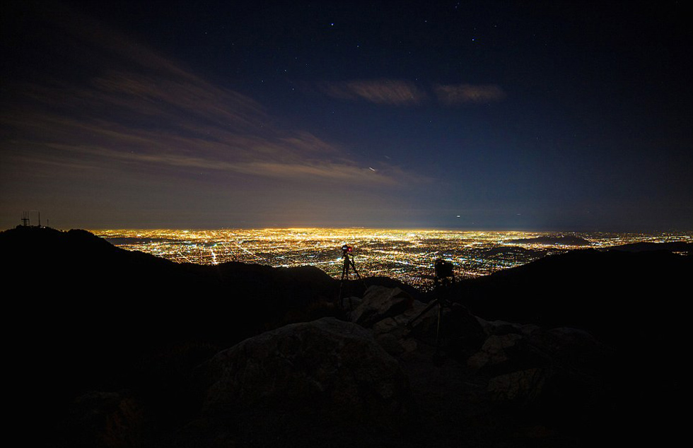 制作一部20秒鐘的短片需要拍攝近450張類似照片。（網(wǎng)頁截圖）