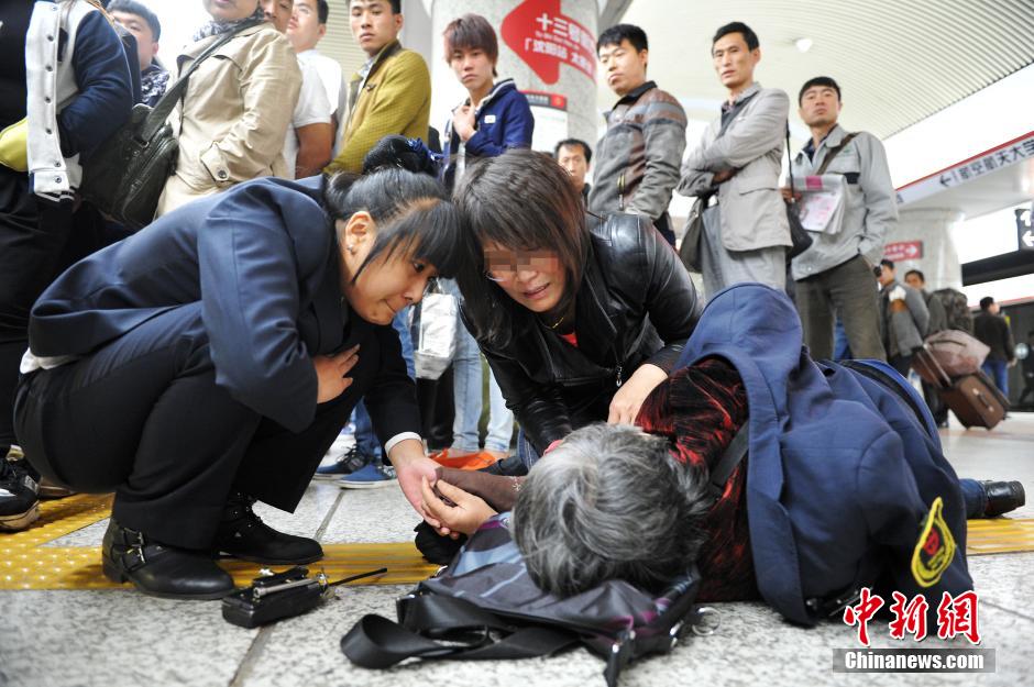 74歲老太地鐵站臺摔倒稱“有老保，不訛人”