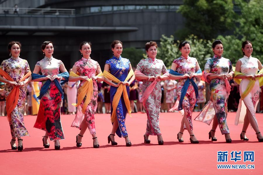 15萬人同秀旗袍 展現(xiàn)中國服飾之美 15萬人同秀旗袍 展現(xiàn)中國服飾之美