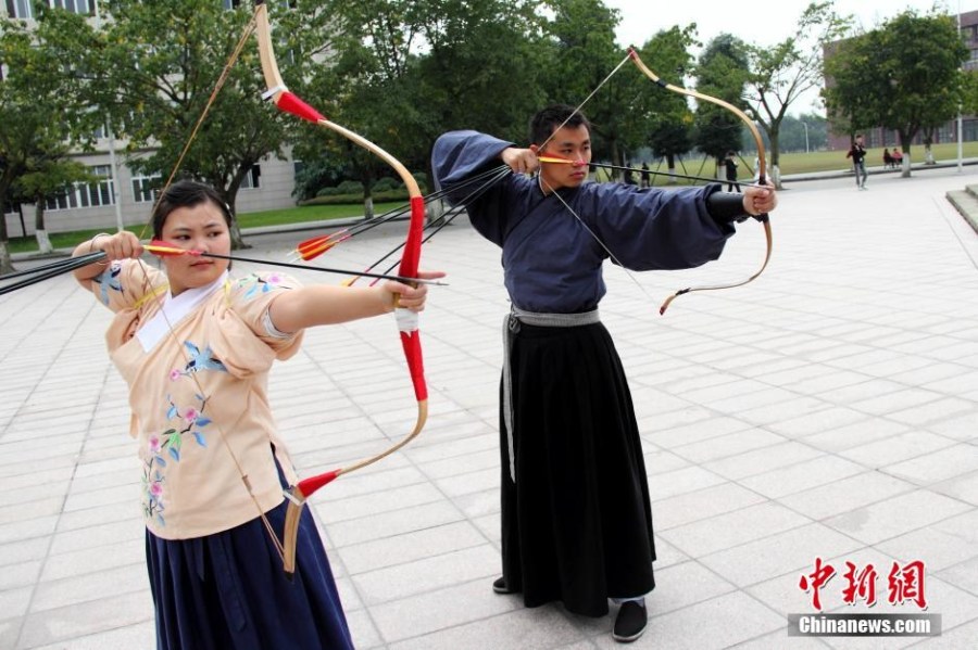 圖為課余練習射箭的“神雕俠侶”胡雅潔和胡默齋。