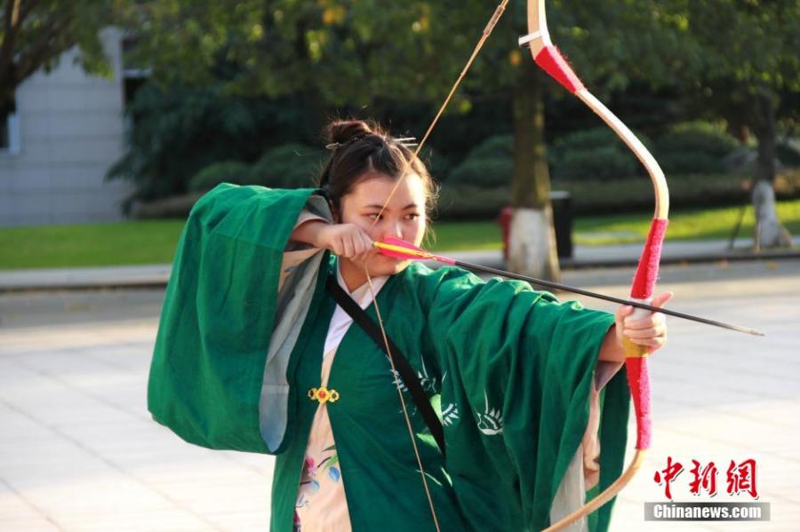 練習射箭的胡雅潔。