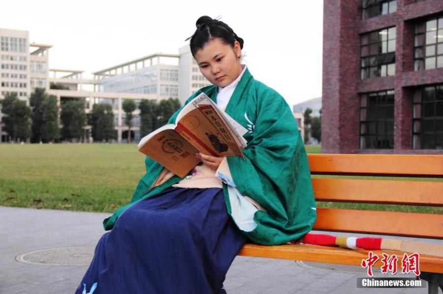 穿漢服在校園讀書的胡雅潔。