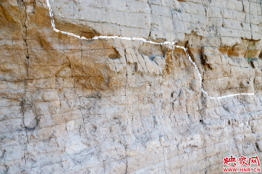 待工程開放后，游客走進城墻內(nèi)部，可以看到商代的紅色夯土層、戰(zhàn)國時期的白色夯土層。