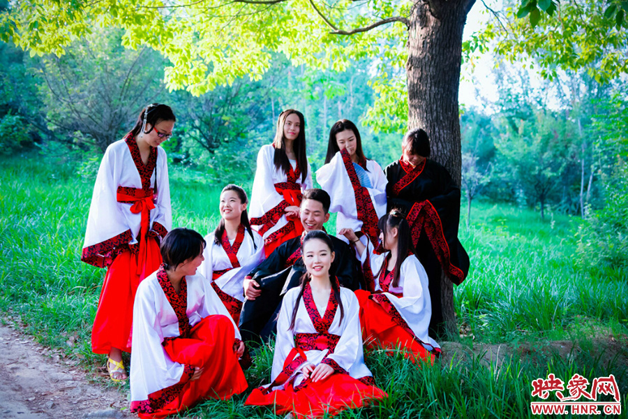 這片樹蔭留下我們太多的歡聲笑語(yǔ)。