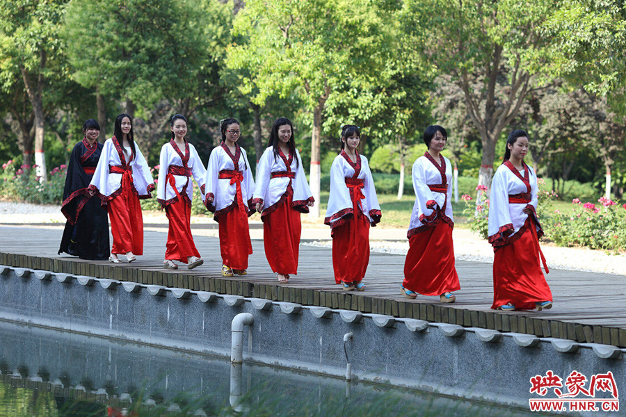 在校園里再走走，下次又不知道是何年何時(shí)。