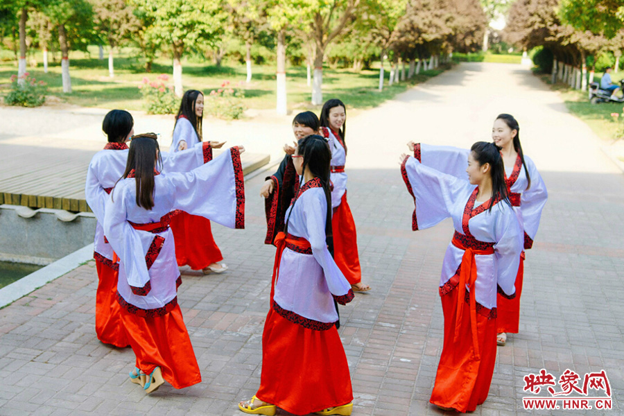 走遍校園的每個(gè)角落，只為你能盡可能將有關(guān)的記憶都帶走。