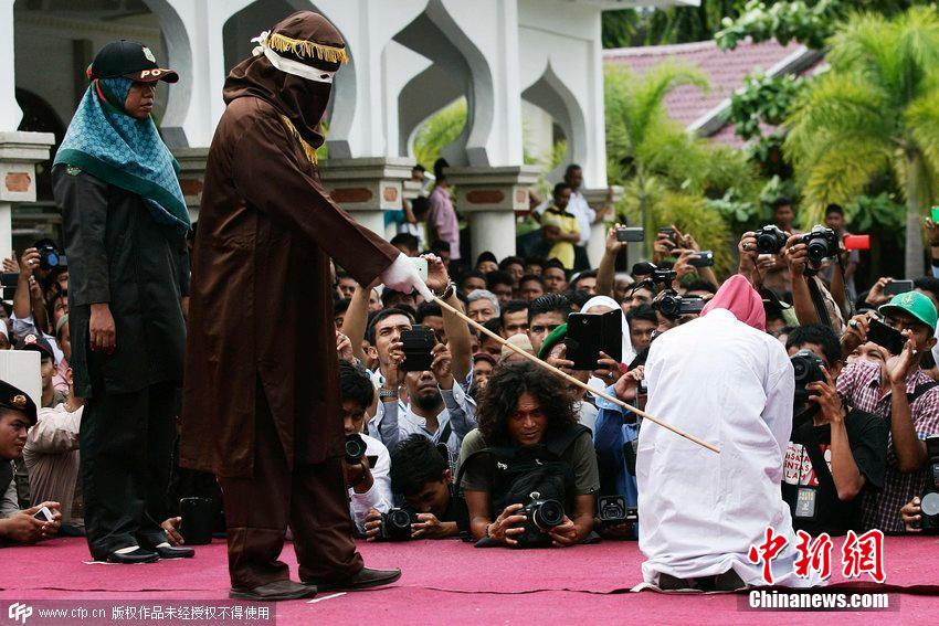 印尼多名男女因婚外情當眾接受鞭刑 印尼多名男女因婚外情當眾接受鞭刑