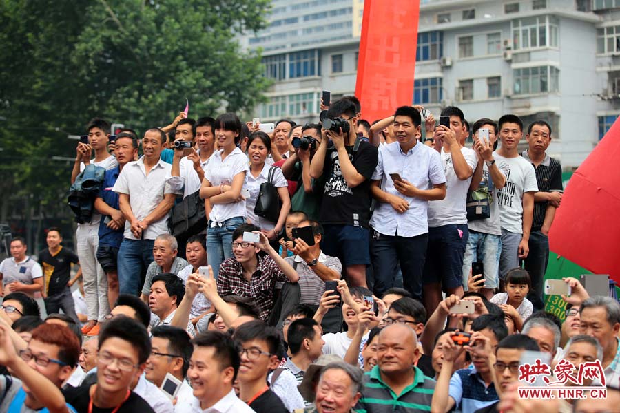 現(xiàn)場觀眾爭相觀看瀧澤蘿拉出場