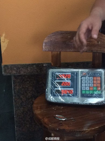 父子倆為大魚量體重。